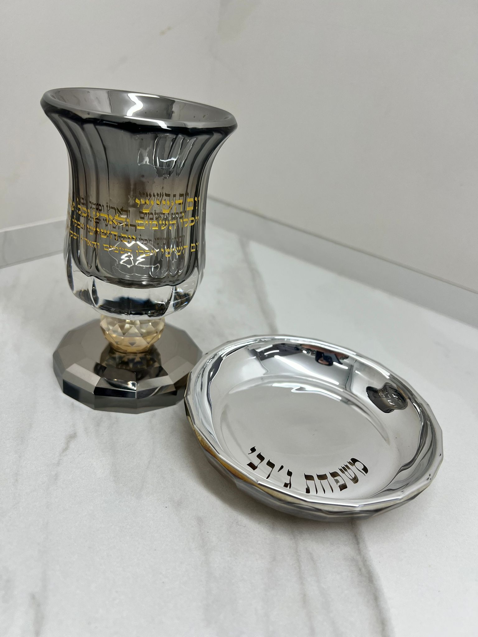 PHOTO-2024-03-25-10-41-20 2 גביע קידוש - מהודר ברכה מלאה שחור וזהב – תמונה 1