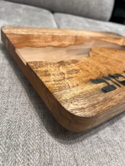 ⁦מגש חלה עץ מנגו טבעי עם אפוקסי⁩ – תמונה ⁦2⁩