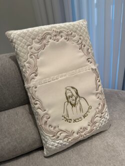 כרית מהודרת לברית דמוי עור עם אותיות בולטות 104