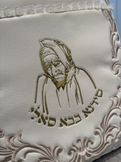 ⁦כרית מהודרת לברית דמוי עור עם אותיות בולטות 104⁩ – תמונה ⁦2⁩