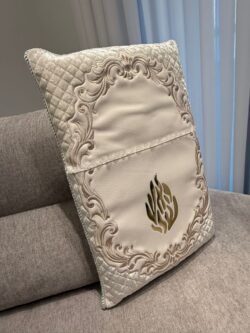 כרית מהודרת לברית דמוי עור עם אותיות בולטות 105