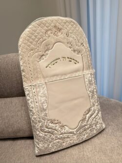 כרית מהודרת לברית דמוי עור עם אותיות בולטות 106