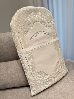 ⁦כרית מהודרת לברית דמוי עור עם אותיות בולטות 106⁩ – תמונה ⁦2⁩