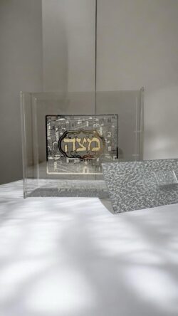 ⁦מארז סט כותל - כיסוי צלחת ומיכל מצה⁩ – תמונה ⁦3⁩