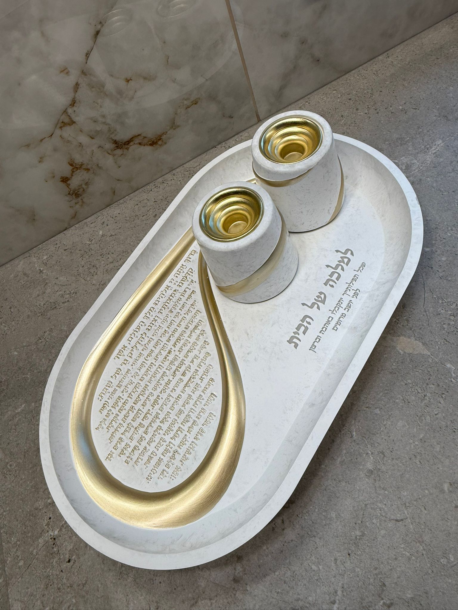 1b6c1043-a0be-45d7-a7f9-ea2b815a4e97 סט פוליריזן מגש להדלקת נרות וזוג פמוטים מהודרים – תמונה 1