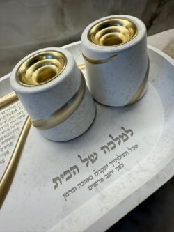 ⁦סט פוליריזן מגש להדלקת נרות וזוג פמוטים מהודרים⁩ – תמונה ⁦2⁩