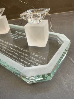 ⁦זוג פמוטי קריסטל עם מגש מהודר -  חלבי⁩ – תמונה ⁦2⁩