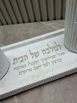 ⁦סט מגש וזוג פמוטים מהודרים בטון⁩ – תמונה ⁦2⁩