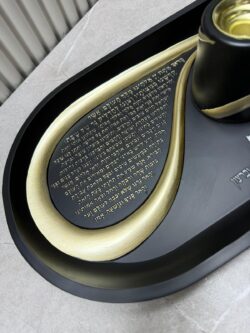 ⁦סט פוליריזן מגש להדלקת נרות וזוג פמוטים מהודרים | שחור זהב⁩ – תמונה ⁦3⁩